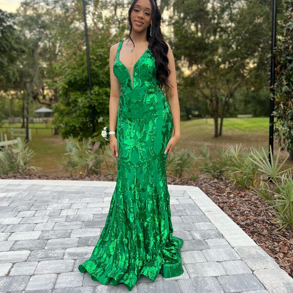 Green Low V Neck Sheath Long Dress is an exquisite and sophisticated gown